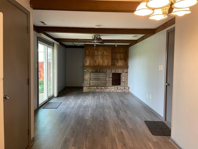 Building Photo - New Listing! 3 Bedroom 2 Bath