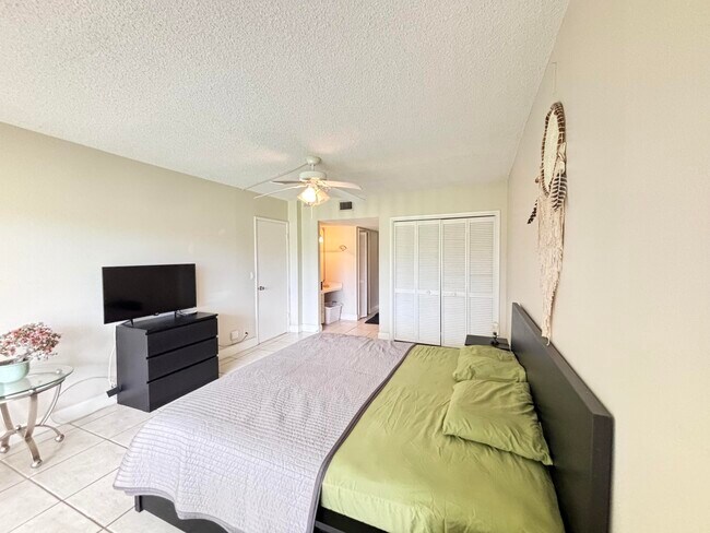 Building Photo - 2900 N Palm Aire Dr