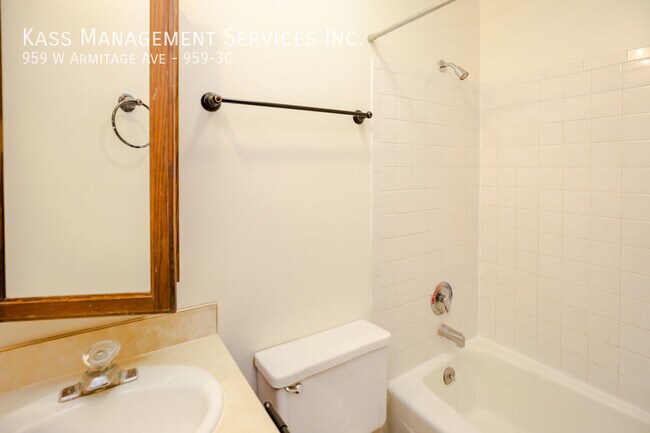 Building Photo - 959 W Armitage Ave