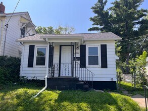 Building Photo - 2 bedroom 1 bath home in Rock Island