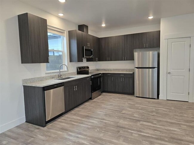 Building Photo - 1 MONTH FREE WHEN YOU SIGN A 15 MONTH LEASE! BRAND NEW TOWNHOME IN THE DESIRABLE SOUTHRIDGE AREA!