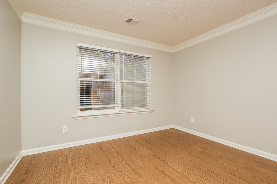 Building Photo - 340 Meadows Ln