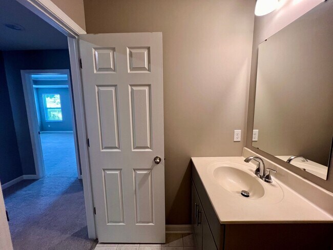 Building Photo - Imperial - 3 Bedroom 2.5 Bathroom - Large ...