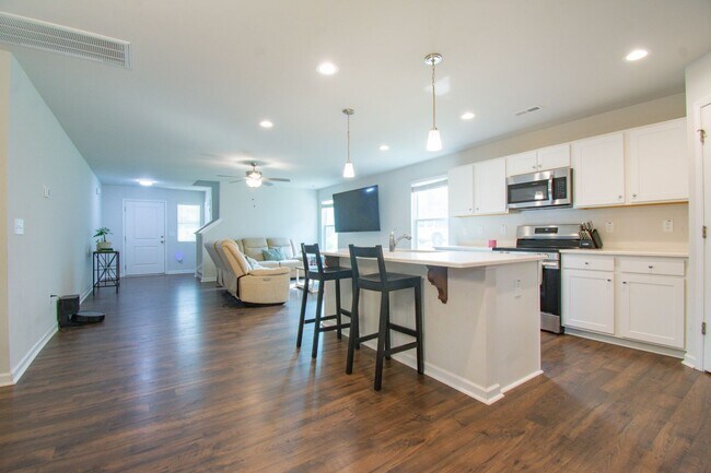 Building Photo - Coming Soon! 4 Bedroom 3 Bathroom- Dogs Okay!