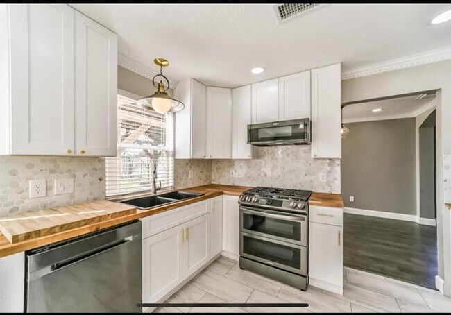 Building Photo - 14723 Bladenboro Dr