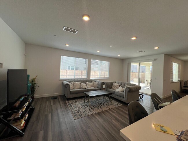 Building Photo - Gorgeous Like-New 4 Bedroom!