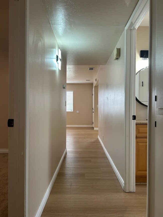 Building Photo - Please call Vaughn Realty, 760-446-6561 to set up an appointment.