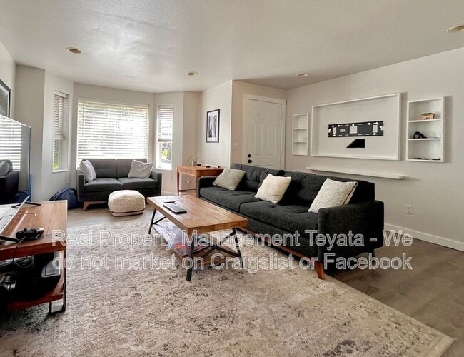 Building Photo - 2215 Wildflower Way