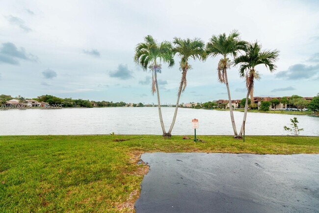 Building Photo - 447 NE 195th St