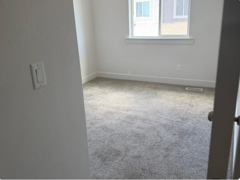 Building Photo - 385 S 1580 E