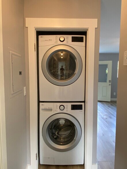 Building Photo - 310 Laurel Way