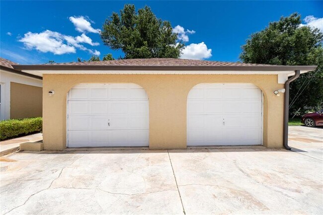 Building Photo - 1203 Saxony Cir