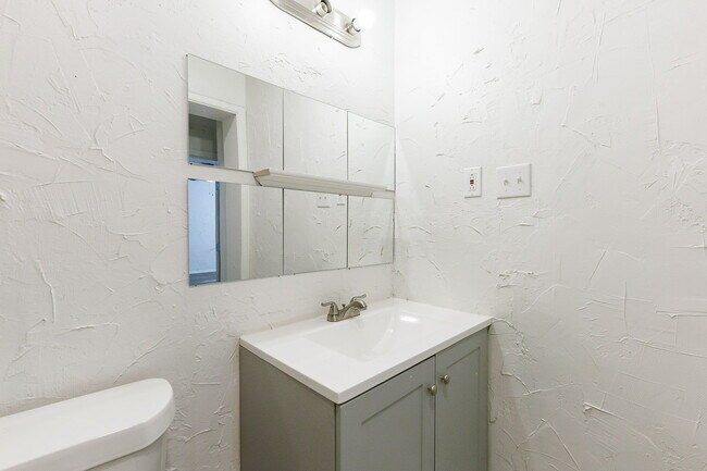 Building Photo - Updated 4 bedroom close to LCU and Tech