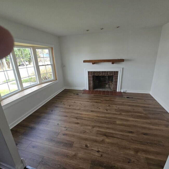 Building Photo - Elegant 5-Bedroom, 4-Bath Home with Expansive Living Spaces