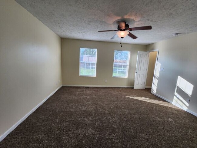 Building Photo - Large 5 Bedroom Home & Pets Welcome*