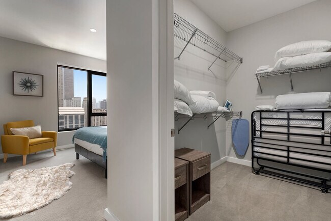 Building Photo - 823 N Clark St