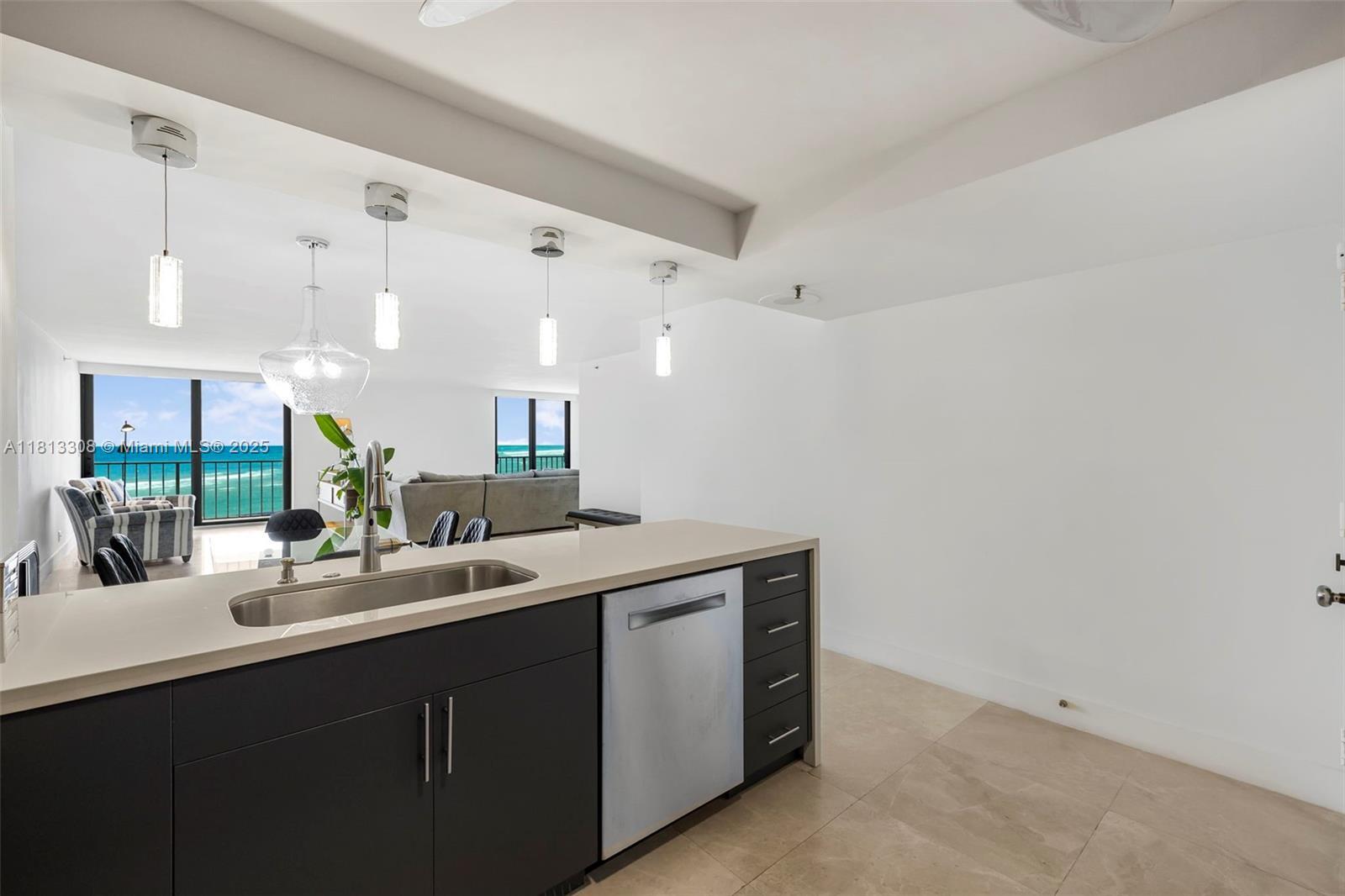 Building Photo - 2625 Collins Ave