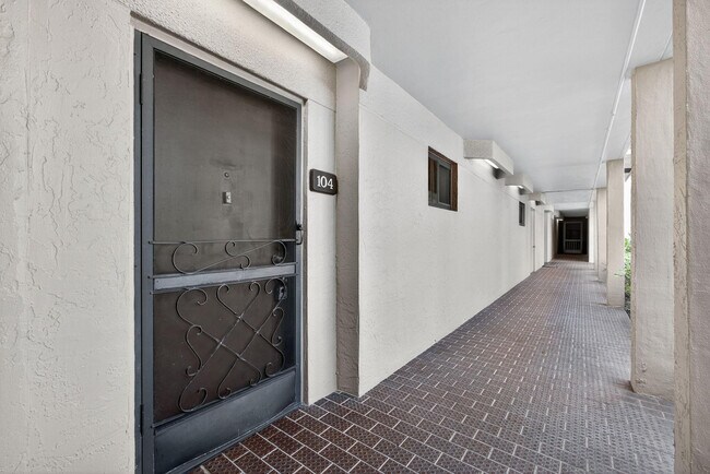 Building Photo - 4770 Fountains Dr S