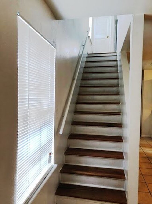 Building Photo - FOR RENT - Spacious 3BR/3BA Townhome!