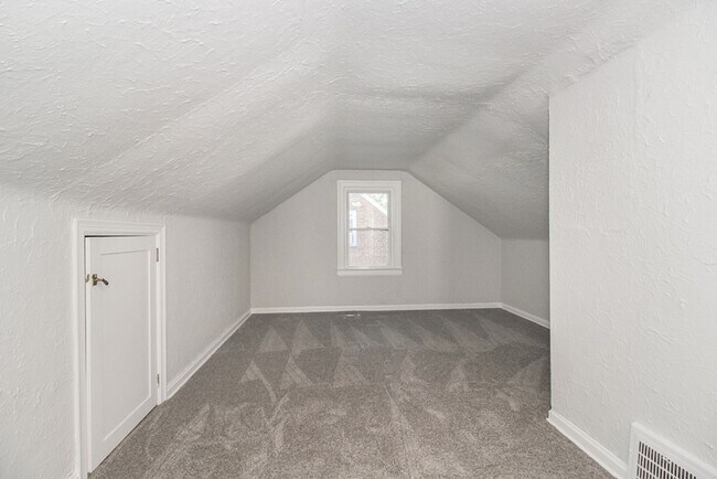 Building Photo - Fully Updated Home For Rent in Euclid