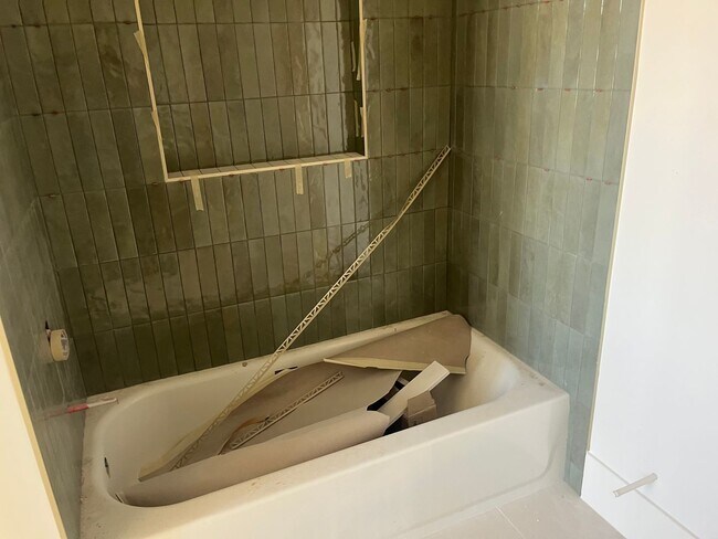 Building Photo - Gorgeous 6 bedroom with Pool and RV Garage