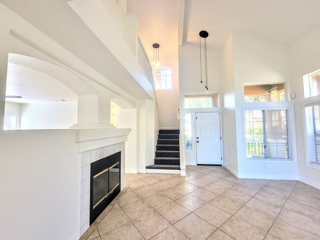 Building Photo - Gorgeous Paloma Del Sol Home - Newer paint...