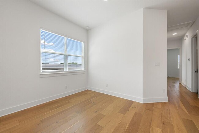 Building Photo - 212 E 20th St