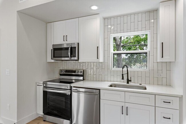 Building Photo - 8507 Hathaway Dr