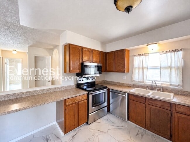 Building Photo - 4 Bed/2 Bath Home with Fenced Yard / Voucher Accepted / Available Now!