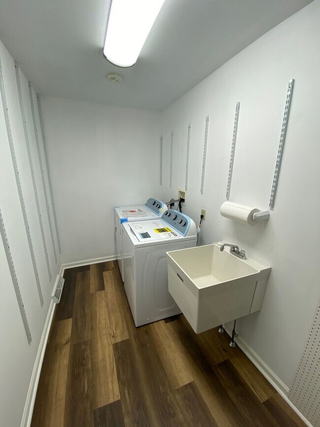 Building Photo - Beautiful 3 BR End Unit Townhouse in Summit Hills!
