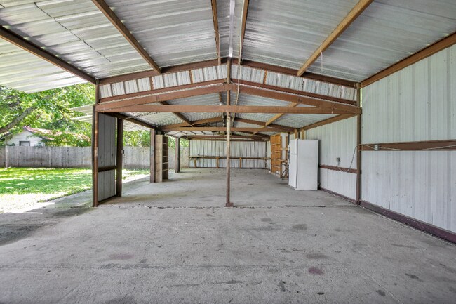 Building Photo - 705 E 9th Ave