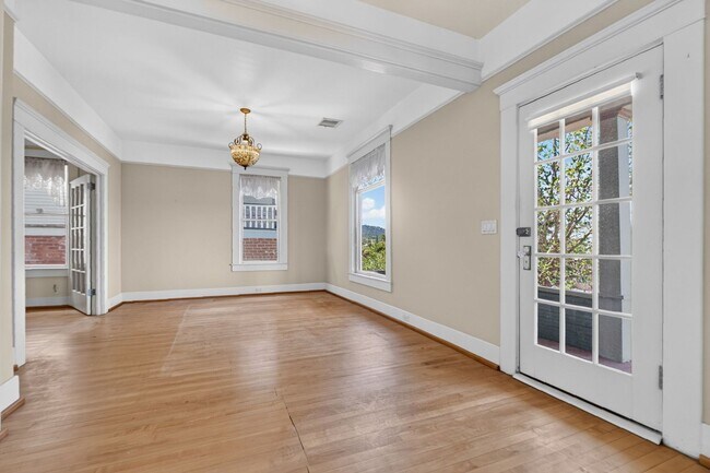 Building Photo - 3 Bedroom with Historical Charm Close to Square