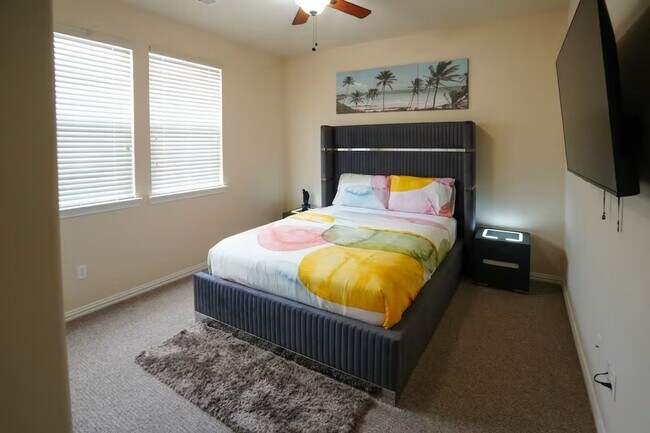 Building Photo - 5625 Dolores St