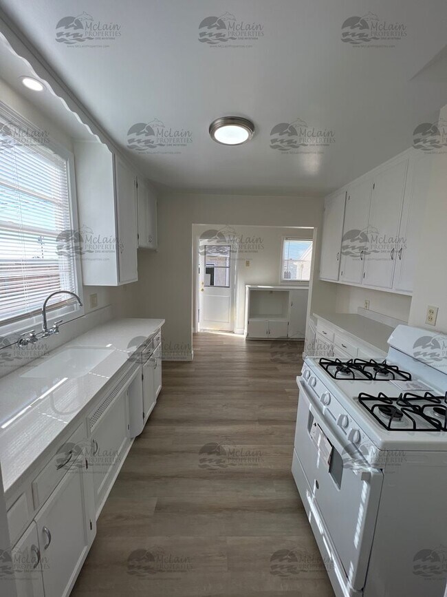 Building Photo - Single Story 3 BD/1BA Home with 2 Car Garage!