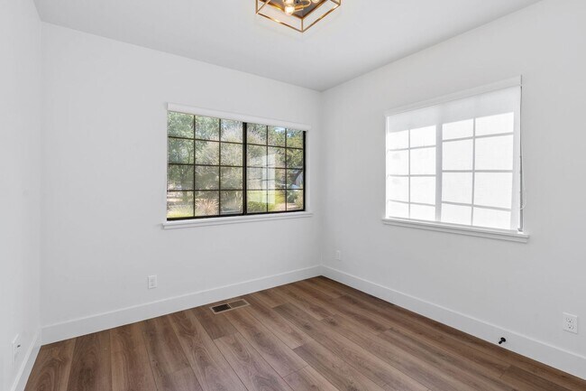 Building Photo - Modern Farmhouse w/ Pool and Paid Utilities