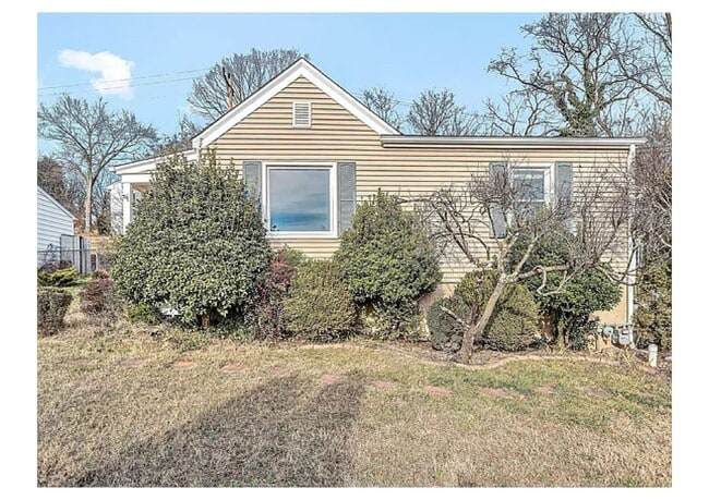 Building Photo - Charming 3BR in SW Roanoke | Fenced Yard | Hardwood Floors | Wasena Area