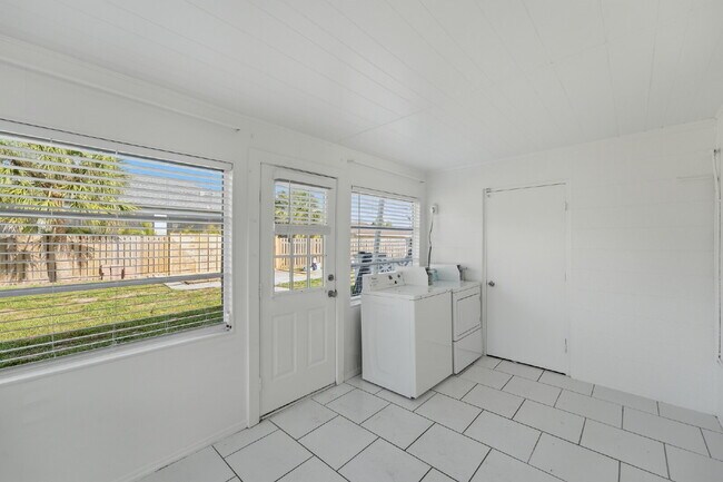 Building Photo - "Charming 2-Bedroom Duplex Retreat in North Port!"