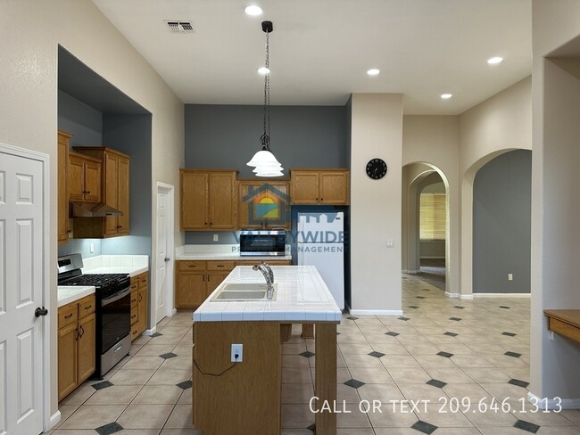 Building Photo - 2555 Crestmore Cir