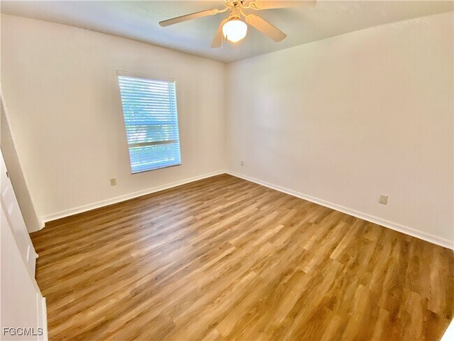 Building Photo - 4231 SW 20th Ave