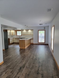 Building Photo - 955 W 10th St