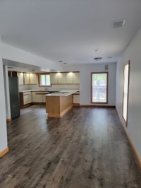 Building Photo - 955 W 10th St