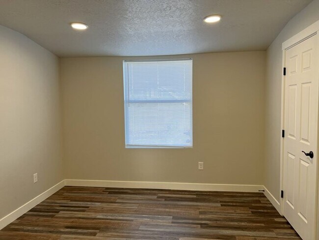 Building Photo - 3Bd/2Ba Two Story House - Available Now!