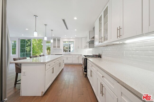 Building Photo - 5114 Cedros Ave