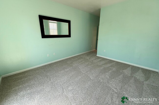 Building Photo - Spacious 3 bedroom, 2.5 Bathroom Condo w/ ...