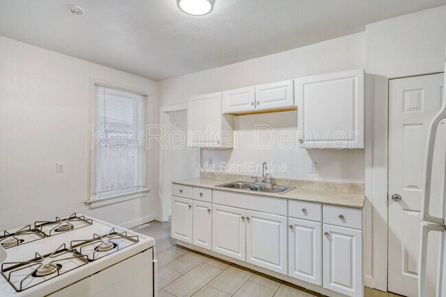 Building Photo - 654 Meade St