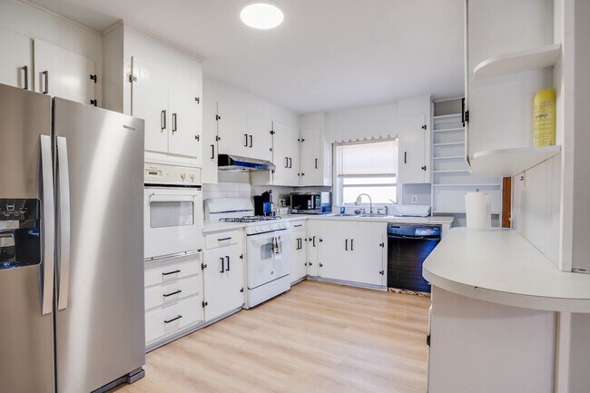 Building Photo - 218 Cactus St