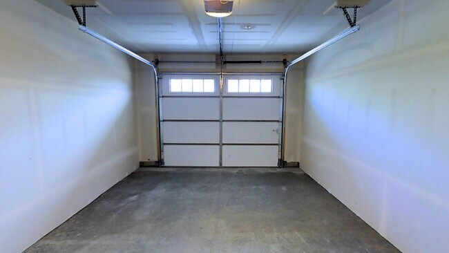 Building Photo - Condo Style Lower 2 Bedroom 2 Bathroom Apartment is Available