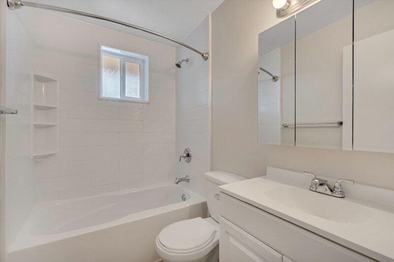 Building Photo - 475 N St E