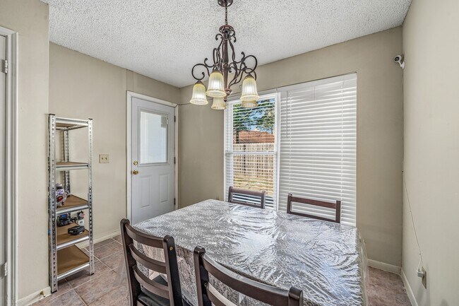 Building Photo - 9915 Villa Verde Dr