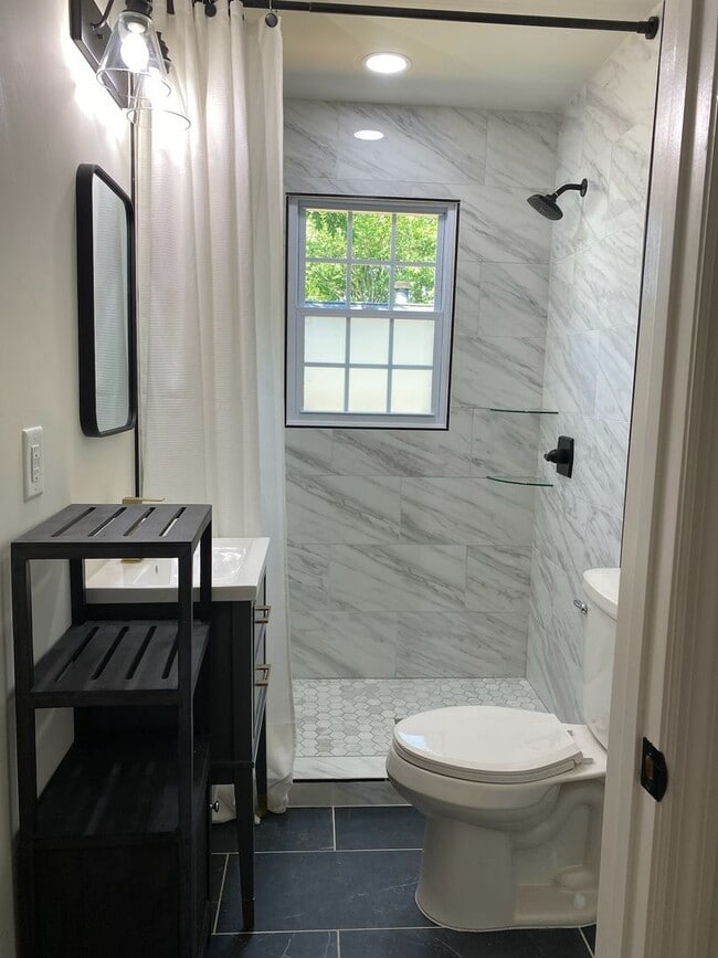 Building Photo - Charming 5 Bed, 3 Bath Home in the Heart o...